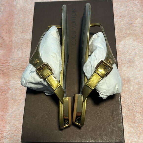 LOUIS VUITTON THONG SANDALS - Picture 4 of 9
